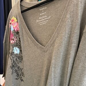 Torrid floral v neck tee 6 x NWOT. So cute! Soft !